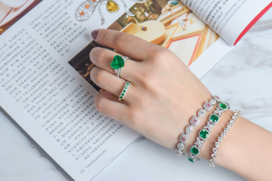 A perfect emerald diamond set